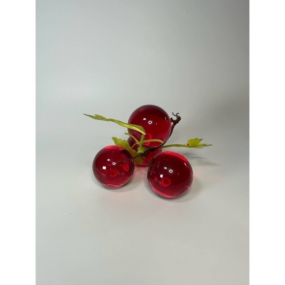 SMALL bunch of red vintage lucite grapes - Picture 4 of 7